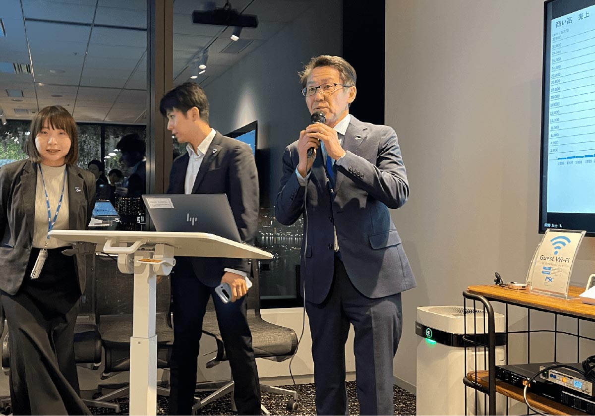 写真03: 東京本社新年会