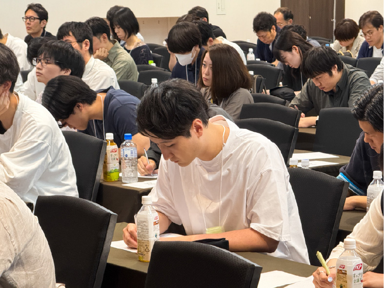 写真18: Outsourcing 事業部コミュニケーションMTGを実施。