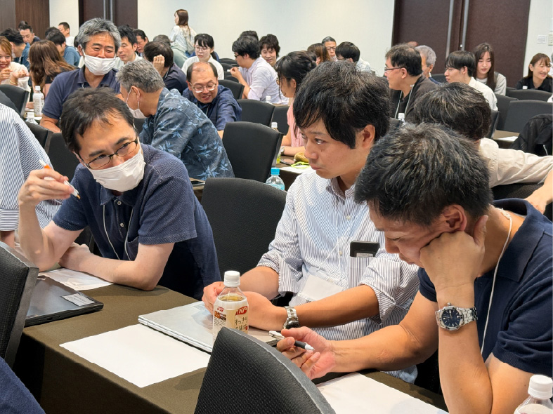 写真19: Outsourcing 事業部コミュニケーションMTGを実施。