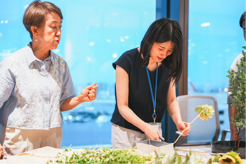 写真04: いけばな教室を開催