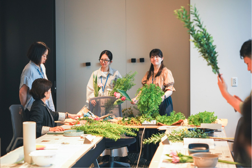 写真05: いけばな教室を開催