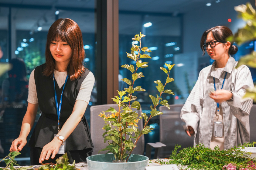 写真06: いけばな教室を開催