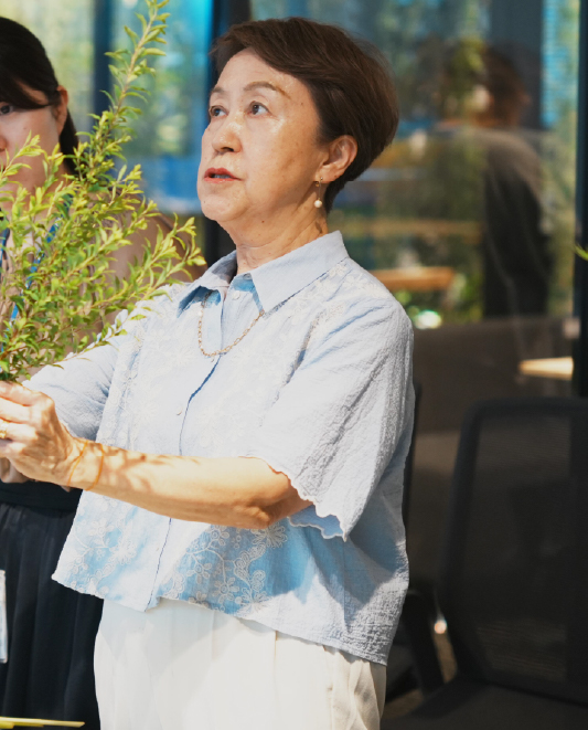 写真11: いけばな教室を開催