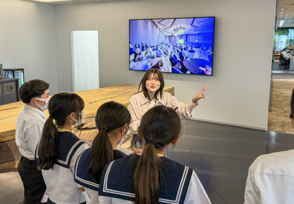 写真09: 次世代育成を目的とした「職場見学会」を実施。