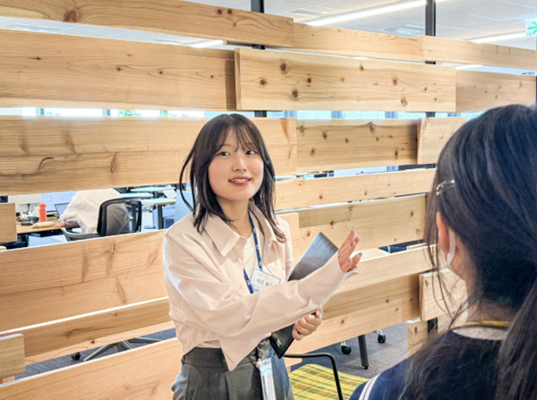 写真11: 次世代育成を目的とした「職場見学会」を実施。