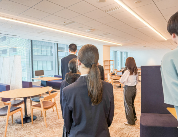 写真12: 次世代育成を目的とした「職場見学会」を実施。