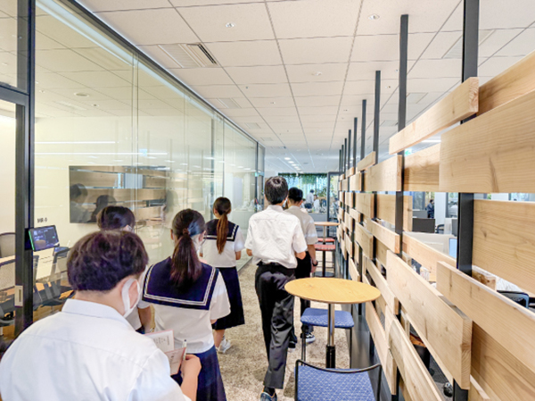 写真13: 次世代育成を目的とした「職場見学会」を実施。