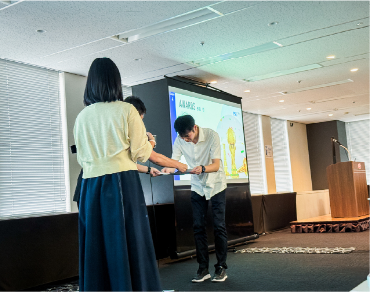 表彰式の授与シーン