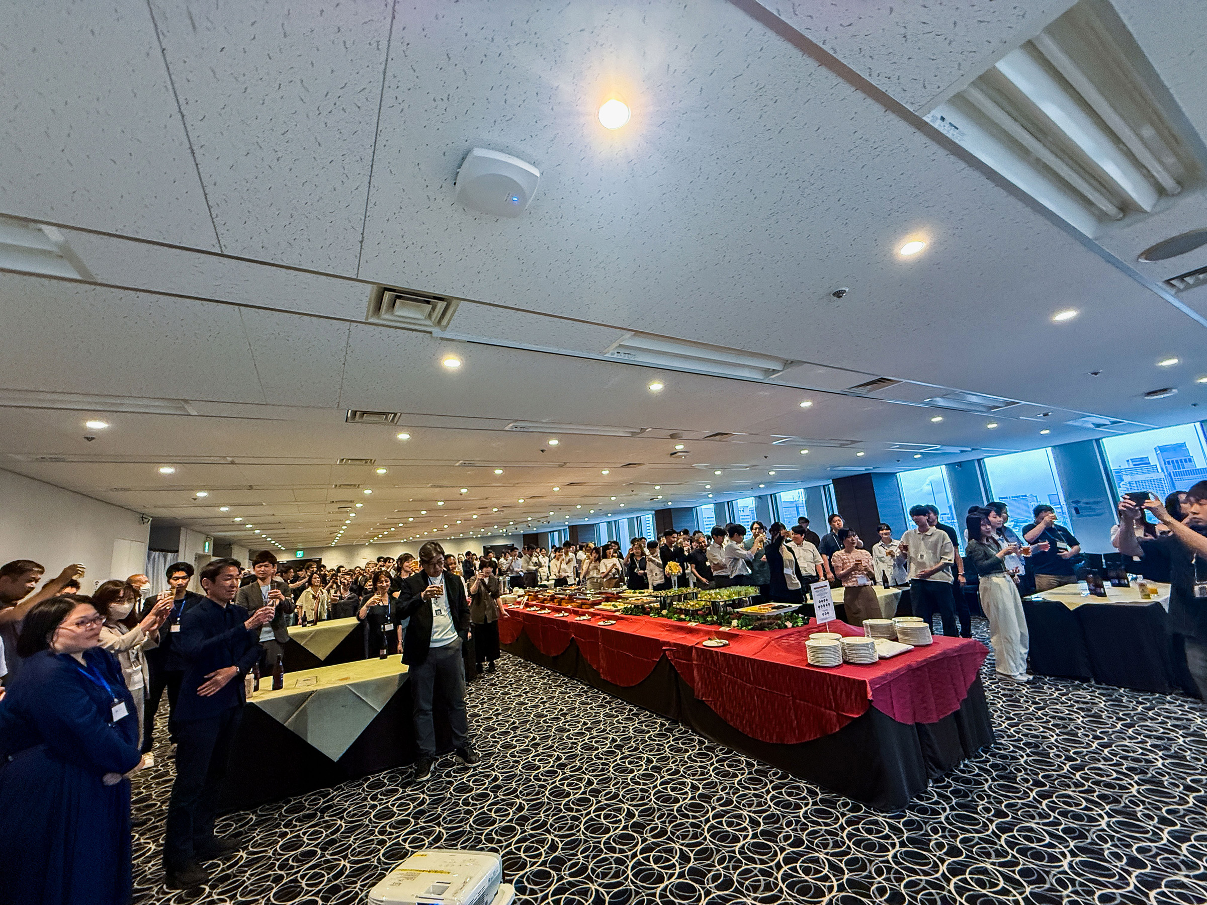 懇親会で乾杯する参加者
